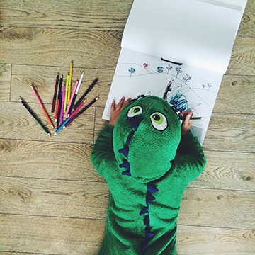 Image d'un enfant qui dessine